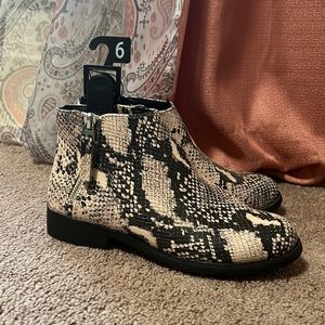 Snake skin shoe